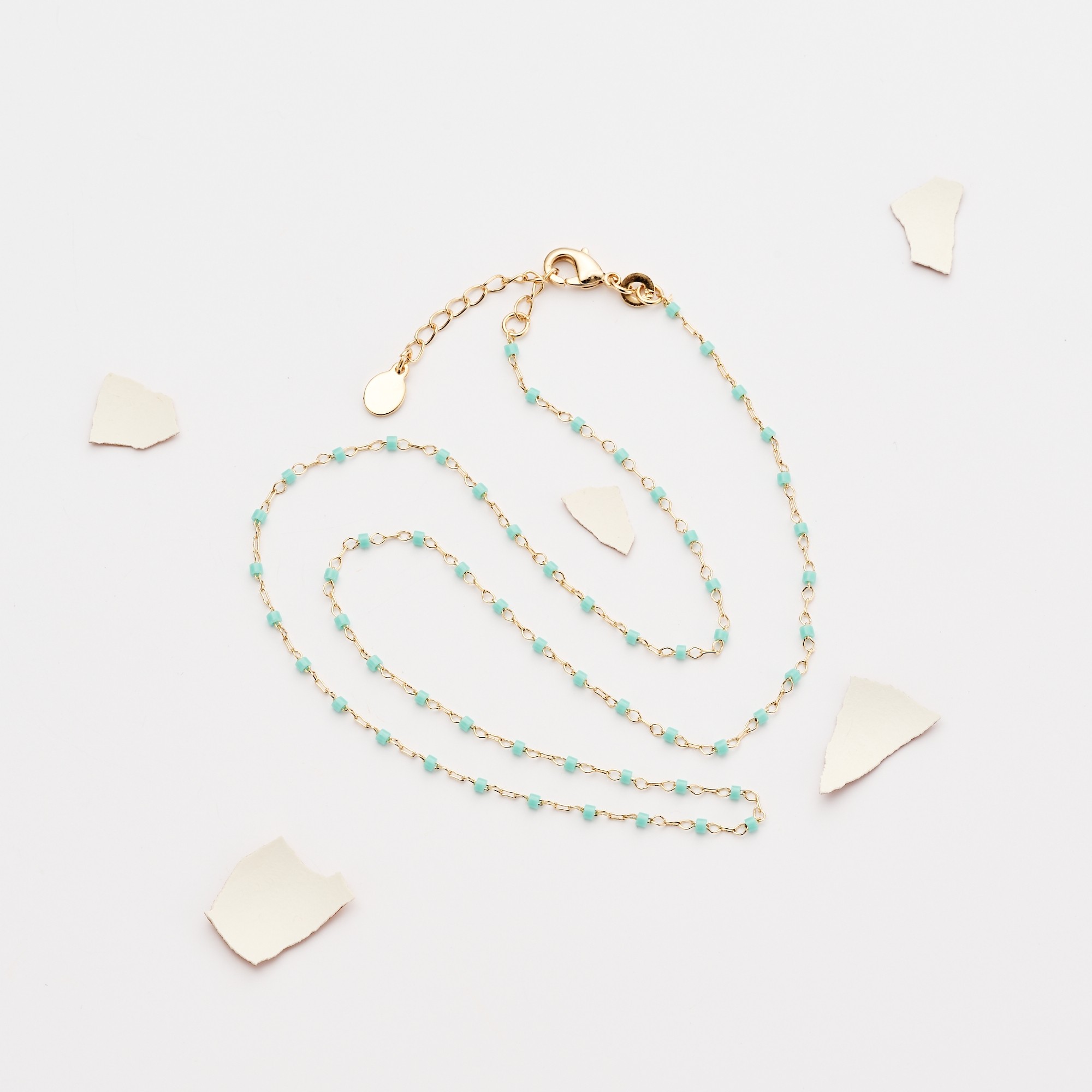 Collier Plumetis Turquoise caché dans une coquille d'oeuf l'Eggstra