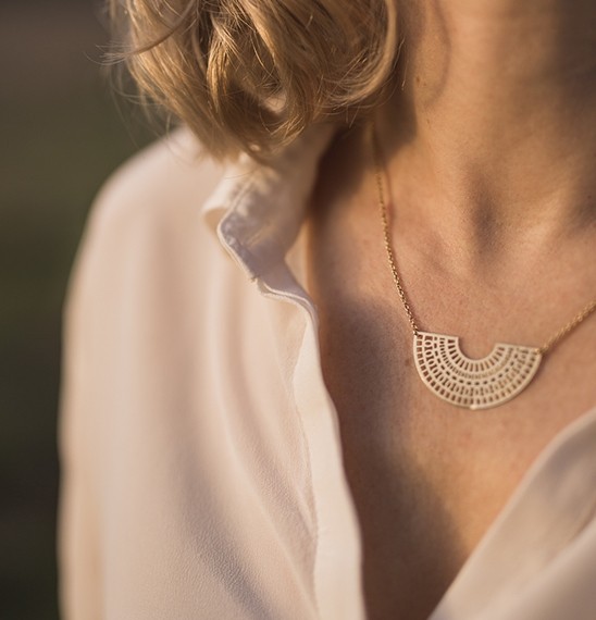 Un collier délicat doré à l'or fin et caché dans une coquille d'oeuf - surprise l'Eggstra