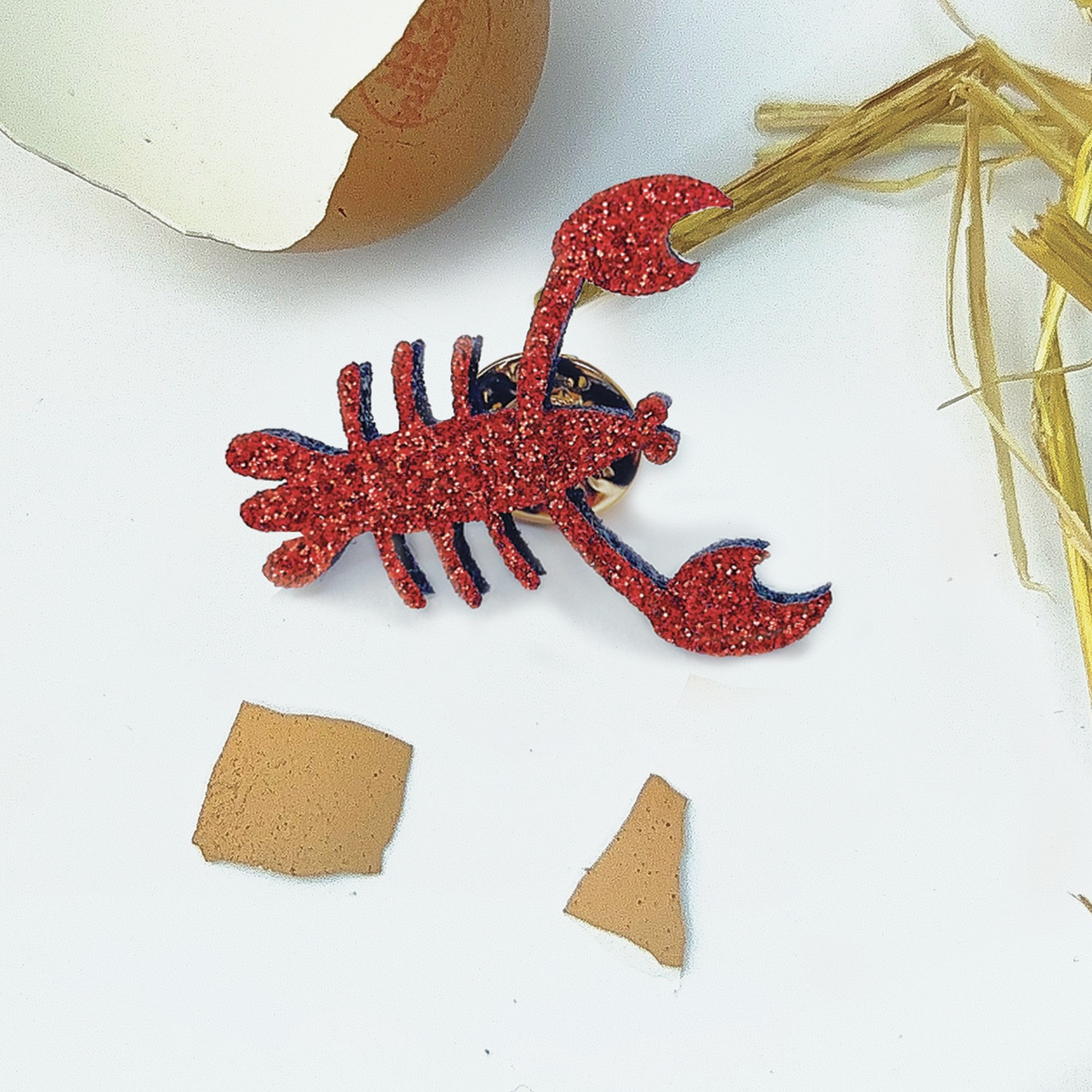 Pins Homard Les Petites Hirondelles caché dans une coquille d'oeuf leggstra