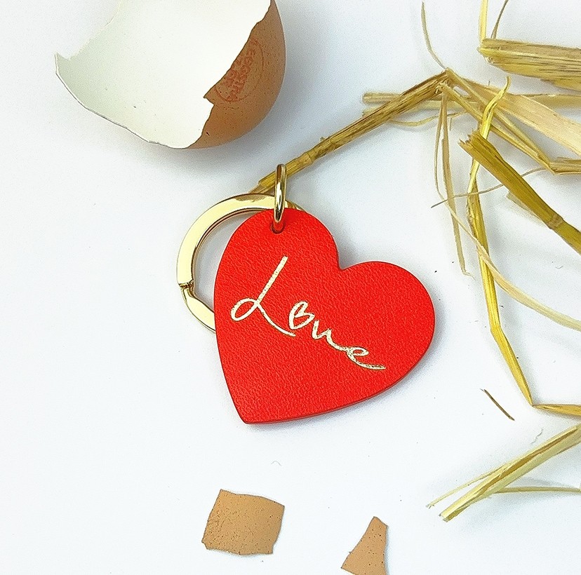 Porte-clés cuir coeur Love Caché dans un oeuf surprise