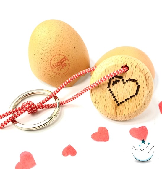 Cadeau insolite : porte clés coeur de pixel caché dans un oeuf de poule