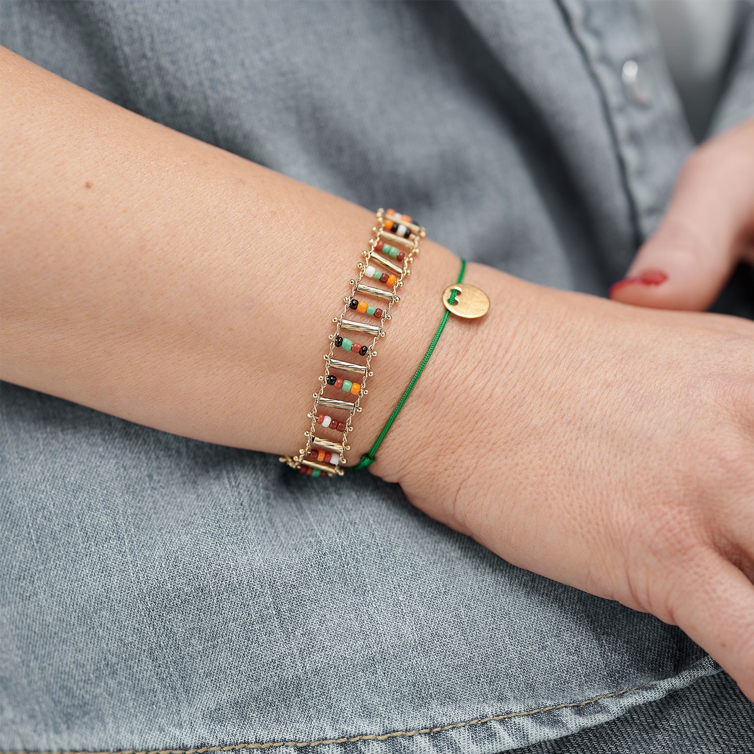 Un bracelet doré en perles de couleur caché dans un oeuf de poule - l'Eggstra