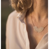 Un collier délicat doré à l'or fin et caché dans une coquille d'oeuf - surprise l'Eggstra