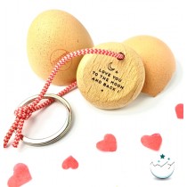 Cadeau insolite : porte clés love you to the moon and back caché dans un oeuf de poule