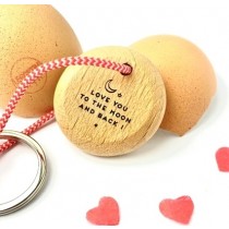 Cadeau insolite : porte clés love you to the moon and back 